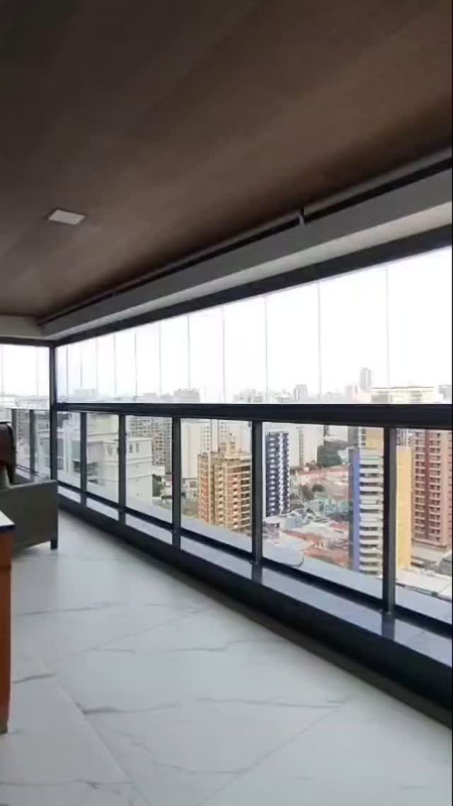 Varanda envidraçada com cortinas