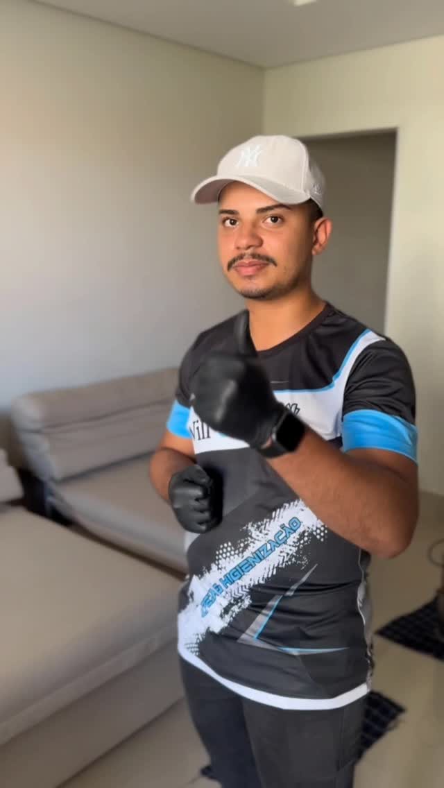 Técnico da Will Clean higienizando sofá