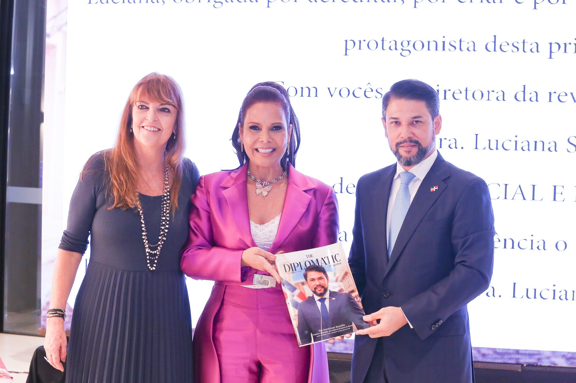 Convidados com o exemplar impresso da The Diplomatic