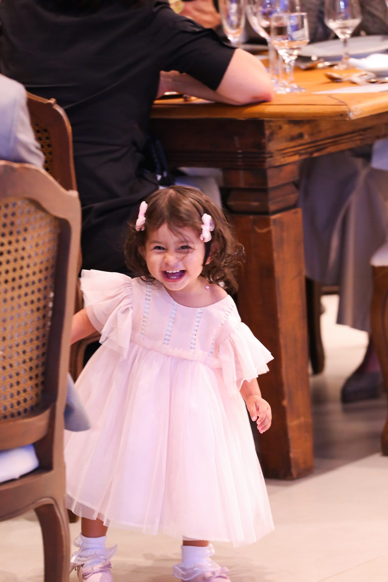 Menina sorrindo no salão da noite de estreia