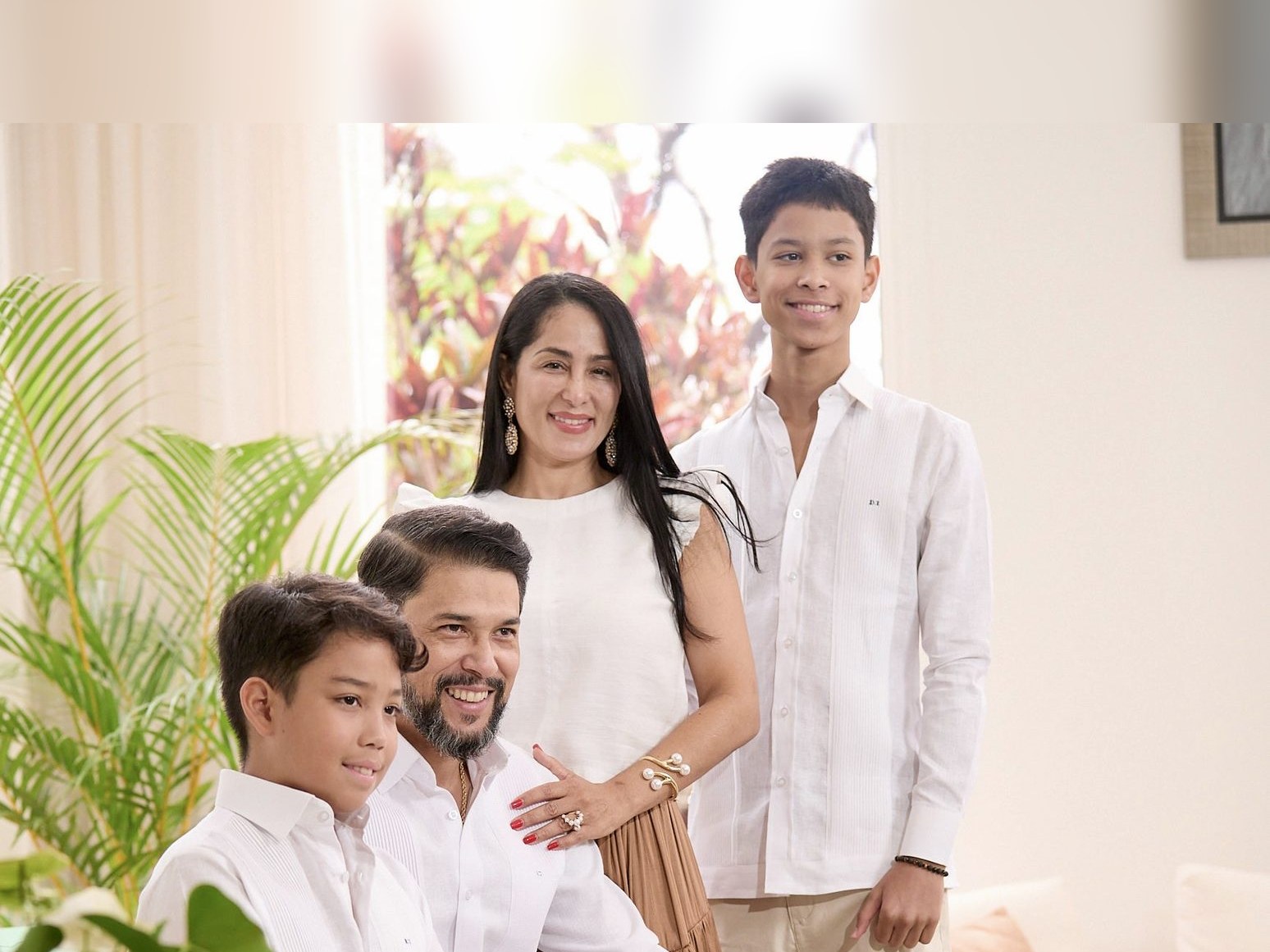 Robert Takata em casa, com a família