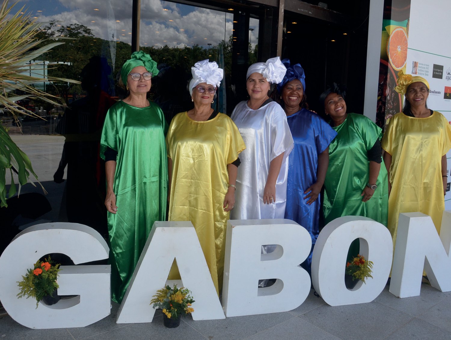 Anfitriãs nos trajes inspirados nas tradições gabonesas