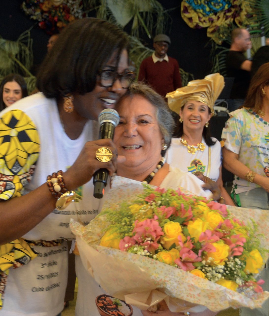Madame Julie homenageia Edina Pinto, presidente da ASBAC